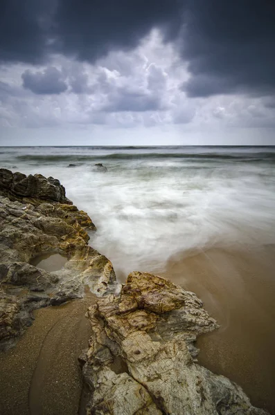 Bellissima Spiaggia Con Scogli Colpiti Dalle Onde Messa Fuoco Morbida — Foto Stock