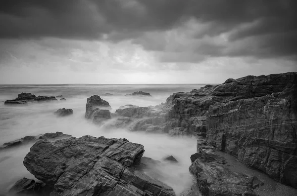 Imagen Blanco Negro Flujo Onda Suave Golpeando Playa Arena Sobre — Foto de Stock