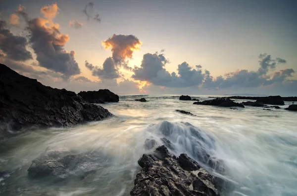 Ondas Bonitas Salpicando Formação Rochas Únicas Praia Pandak Localizada Terengganu — Fotografia de Stock