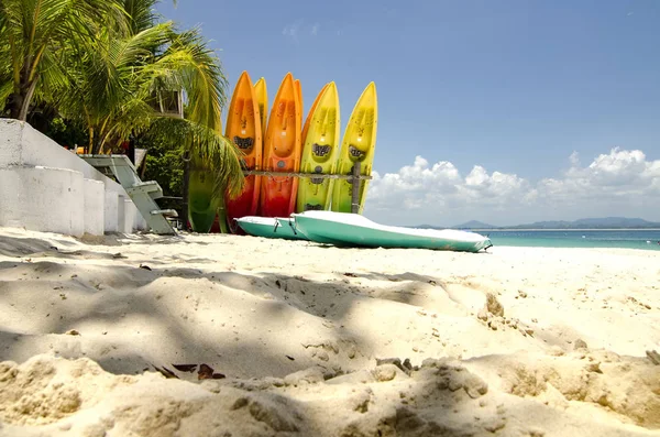 atış, güzel bir plaj sahne, yüzey yığın güneşli gün beyaz kumlu plaj üzerinde anlaştık. açık deniz suyu ile bulutlu bulutlar ve mavi gökyüzü.