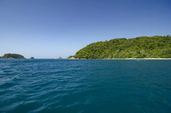 トレンガヌ マレーシアで Kapas 島の風光明媚な海の景色 澄んだ海の水と青い空の背景 岩の島 Kapas マレーシアで撮影された日当たりの良い Day Image — ストック写真