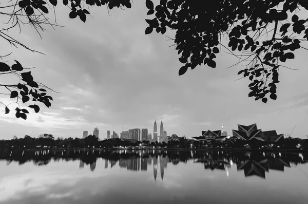 Imagen Blanco Negro Ciudad Kuala Lumpur Con Reflexión Sobre Lago —  Fotos de Stock
