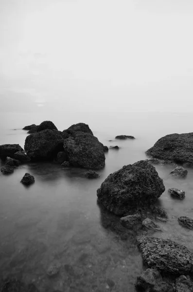Černý Bílý Obraz Rock Beach Pozadí Jemné Vlnovkou — Stock fotografie
