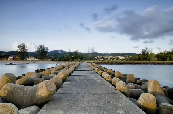 Mooie Ochtend Golfbreker Langs Kustlijn Beton Muur Dramatische Zachte Wolken — Stockfoto