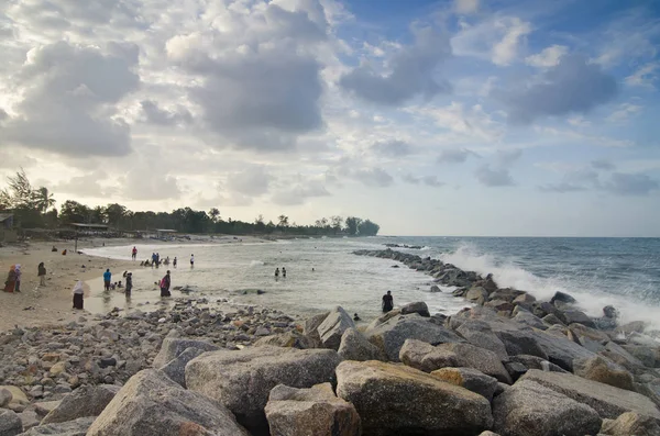 Imagen Enfoque Borrosa Selectiva Ola Golpeando Rompeolas Playa Sobre Fondo — Foto de Stock