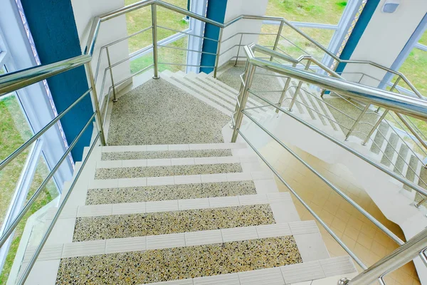 Korkuluk ve modern bina merdiven atış yakın çekim