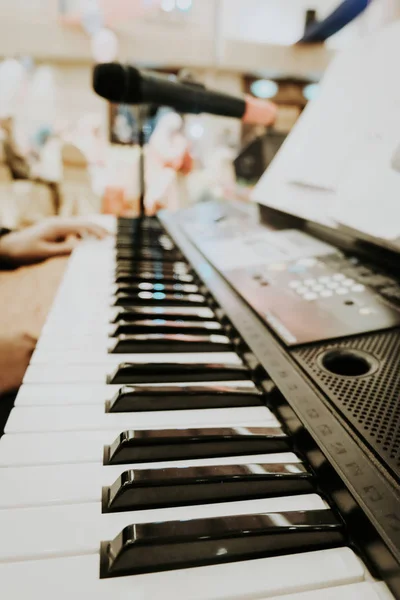 seçici odak ve müzik enstrümanı closeup görünümünü, adam el oynamak synthesizer elektronik klavye