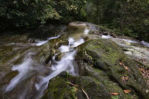 güzel doğa Kanching şelale, basamaklı su akışı bulunan içinde Malaysia, ıslak ve yosunlu rock, yeşil yağmur ormanıyla çevrili