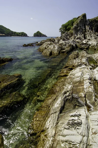 Bella Costa Rocciosa Con Limpida Acqua Mare Blu Cielo Nella — Foto Stock