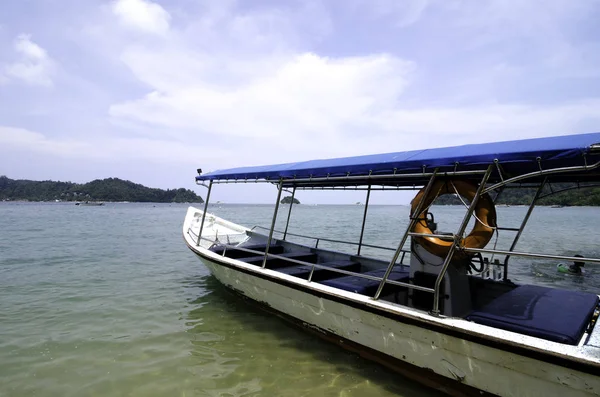 Imagen Recortada Barco Fibra Anclado Cerca Playa Fondo Cielo Nublado — Foto de Stock