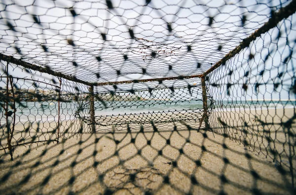 Nahaufnahme Rostiger Krabbenkübel Sandstrand Fokus Der Mitte — Stockfoto