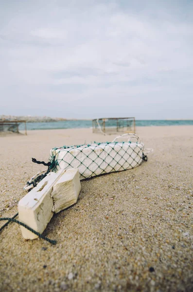 Buoy Shallow 被写し界深度にカニ鍋 Background Focus の砂浜で白身魚のブイの表面レベル — ストック写真