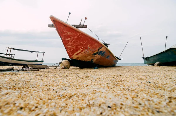 Rotes Fischerboot Sandstrand Mit Weißem Bewölkten Himmel Oberflächenaufnahme Und Selektiver — Stockfoto