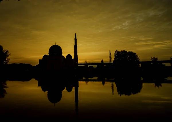 モスクのシルエットと湖の反射 — ストック写真