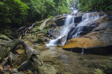 tropikal doğa arka plan, şelale akışı ve gölün güzel yansıması