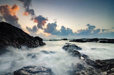 benzersiz kayaların oluşumu Pandak çarpıcı gündoğumu background.soft odak görüntü nedeniyle uzun pozlama üzerinde Terengganu, Malezya'da bulunan plajda sıçramasına güzel dalgalar