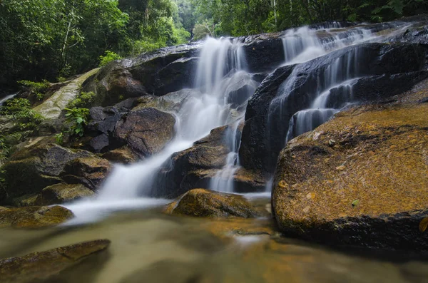 Fondo Naturaleza Tropical Arroyo Cascada Hermosa Reflexión Sobre Estanque — Foto de Stock