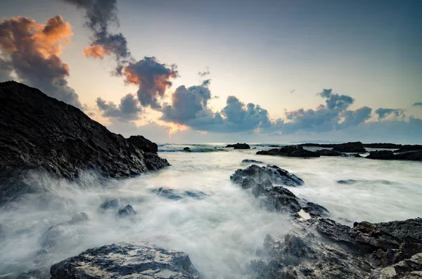 美丽的浪花溅上独特的岩石形成在达克海滩位于马来西亚丁加奴 在令人惊叹的日出 Background Soft 聚焦图像 由于长时间曝光 — 图库照片