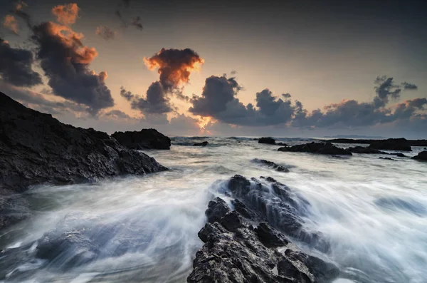 Bela Praia Tropical Com Silhueta Árvore Sobre Fundo Nascer Sol — Fotografia de Stock