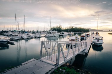 Güzel gün batımı arka plan ve bulutlu gökyüzü ile yat kulübünde demirledi tekne