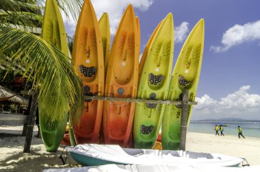 renkli istifleme güneşli gün beyaz kumlu plaj üzerinde anlaştık. mavi gökyüzü ve berrak denizi su background.image Kapas Adası (pamuk), Malezya alınan