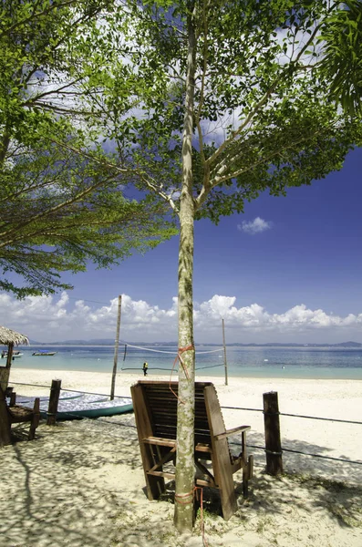 トレンガヌ最も人気のある島 澄んだ海の水と青の空の背景に囲まれた Kapas 岩と白い砂浜 — ストック写真