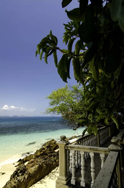 Sendero Largo Playa Tropical Día Soleado Fondo Cielo Nublado Azul — Foto de Stock