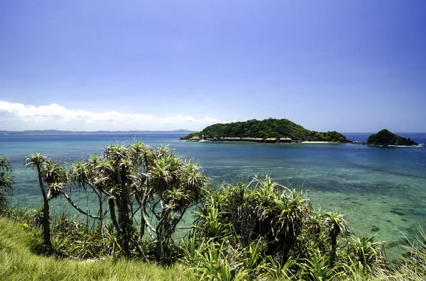 晴れた日の間に明確な水と青い空に囲まれた島に面した丘の上から海のパノラマ ビュー — ストック写真