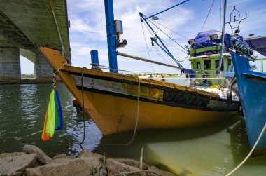 güneşli bulutlu ve mavi gökyüzü arka plan üzerinde bağlantılı balıkçı teknesi.