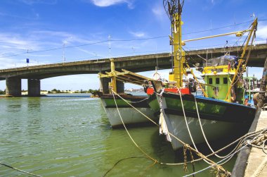 güneşli bulutlu ve mavi gökyüzü arka plan üzerinde bağlantılı balıkçı teknesi.