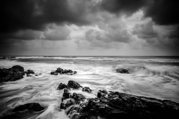 Onda Imagen Blanco Negro Golpeando Costa Con Dramático Fondo Nube — Foto de Stock