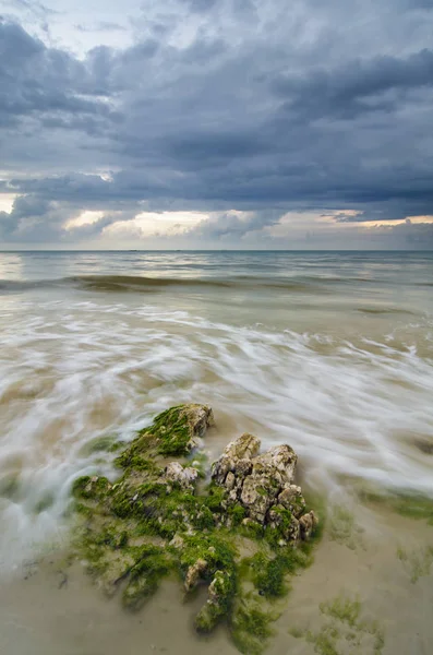 Bella Onda Bianca Morbida Scorrono Sopra Roccia Muschioso Colpire Sfondo — Foto Stock