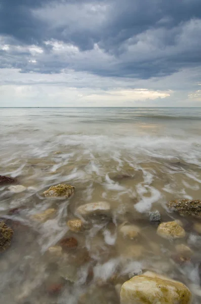 Розмитий Який Фокус Зображення Час Невелика Хвиля Вдарив Камінь Пляжі — стокове фото