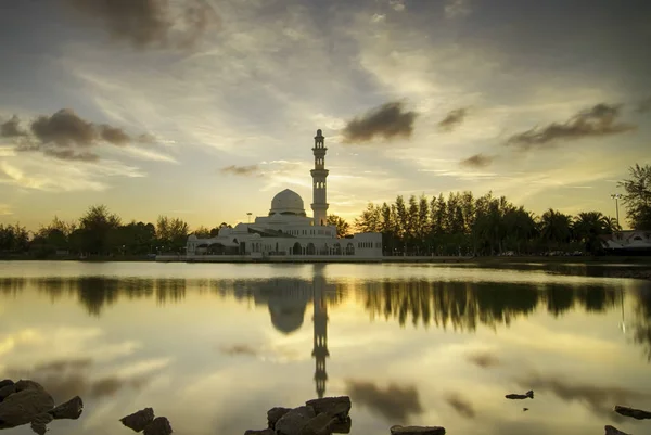 Темное Мягкое Изображение Красивой Мечети Отражение Озере Время Восхода Солнца — стоковое фото