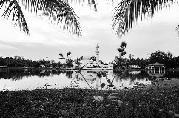 马来西亚加拉丁的标志性漂浮清真寺黑白概念与湖的反射和软的焦点背景 — 图库照片