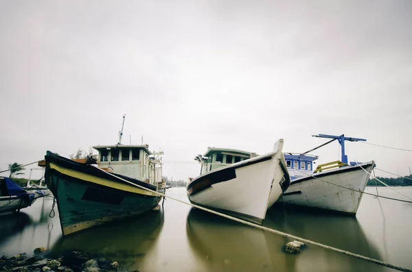 Barco Pescador Ancorado Olhar Suave Água Com Reflexão Barco — Fotografia de Stock