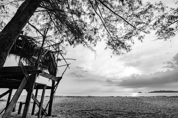 Černo Bílý Obrázek Dřevěné Chatky Moře Zamračená Obloha Pozadí — Stock fotografie