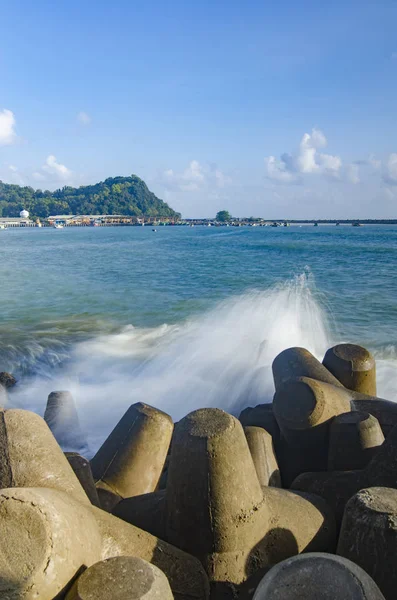 Imagen Foco Borrosa Selectiva Ola Aplastando Rompeolas Hormigón Playa Sobre — Foto de Stock