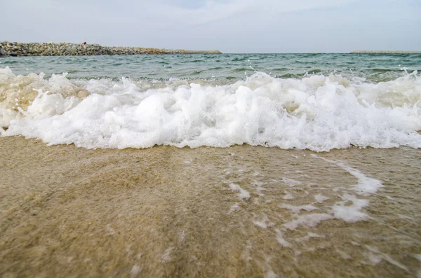 Εικόνα Θολή Και Επιλεκτική Εστίαση Των Κυμάτων Στην Παραλία Πάνω — Φωτογραφία Αρχείου