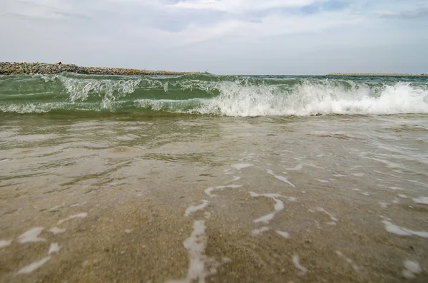 Εικόνα Θολή Και Επιλεκτική Εστίαση Των Κυμάτων Στην Παραλία Πάνω — Φωτογραφία Αρχείου