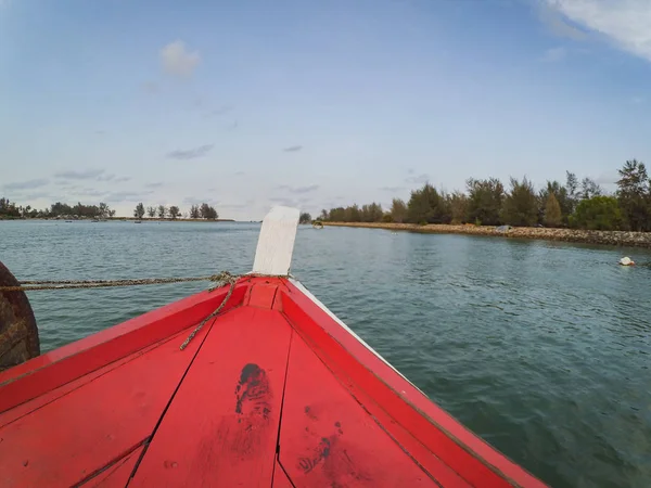 Nez Bateau Fibre Optique Naviguant Vers Île Ciel Nuageux Fond — Photo