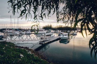 Güzel gün batımı arka plan ve bulutlu gökyüzü ile yat kulübünde demirledi tekne