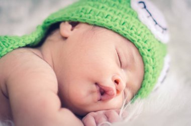 Kostüm uyku ile yakın çekim shot, sevimli ve şirin bebek. Yeni hayat ve ebeveynlik kavramı.