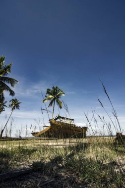 Mavi gökyüzü arka plan ve parlak güneşin altında deniz kıyıya yakın batık terk