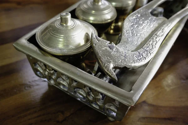 Malay miras bataryalar, ekipman düğün Tepak Sireh ahşap arka plan üzerinde aradı. düşük ışık ve seçici odak içinde ateş