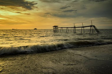 Güzel doğa, çarpıcı kumlu plaja yakın günbatımı arka plan.