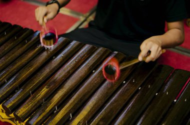 geleneksel Malay müzik aleti, sahnede bambu perküsyon performans kırpılmış görüntü lise çocuk. 