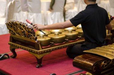 Gamelan orkestrasının harmonik şarkısı oynayan grubu, Gamelan Malezya geleneksel müzik enstrüman Haritage olduğunu. seçici odak çekim