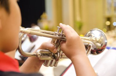 Kırpılmış ve backview görüntü, Sahne Alanı'ndaki bir orkestra ile çocuk oyun trompet