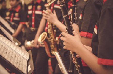 Müzik notu, eller yakın çekim ve seçici odak atış ile sahnede performans flütçü grubu
